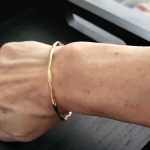 Elegant Gold Women's Bangle Bracelet